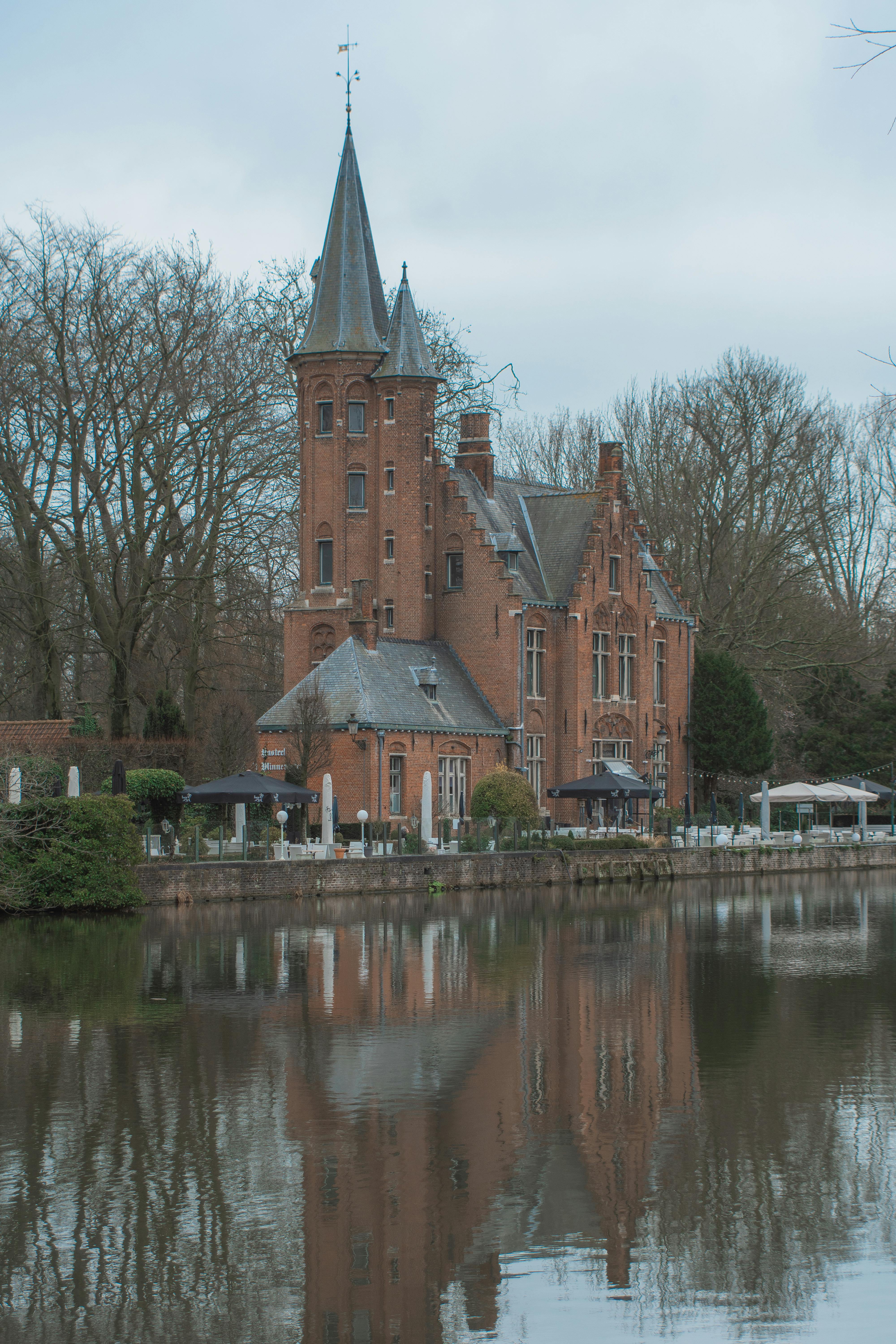 kasteel de la faille near river in bruges