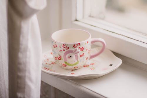Керамическая чашка и блюдце на тему белого и розового кролика
