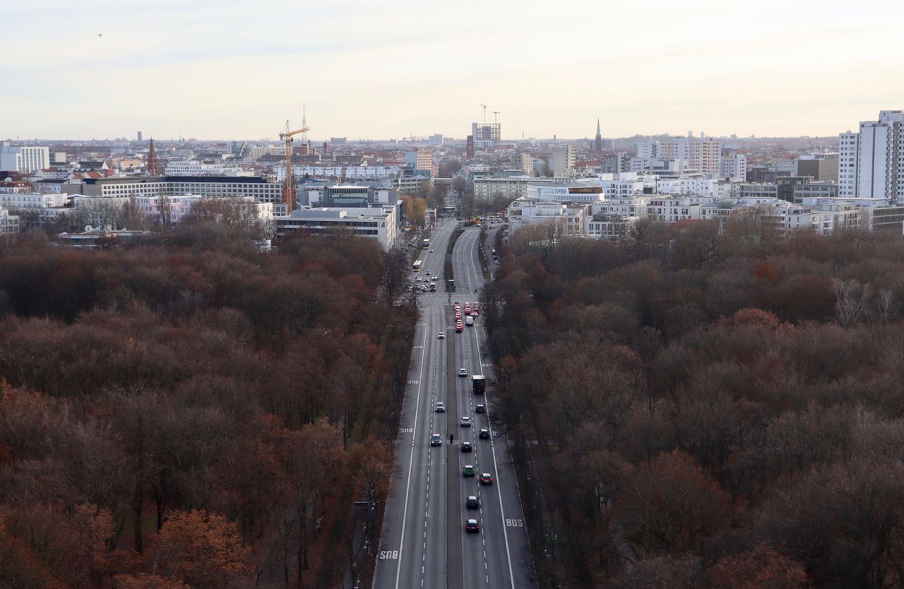 Policijska i vozila hitne pomoći na ulici u Berlinu pod rotacijskim svjetlima