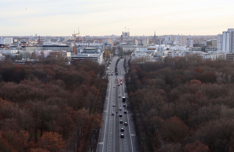 Policijska i vozila hitne pomoći na ulici u Berlinu pod rotacijskim svjetlima