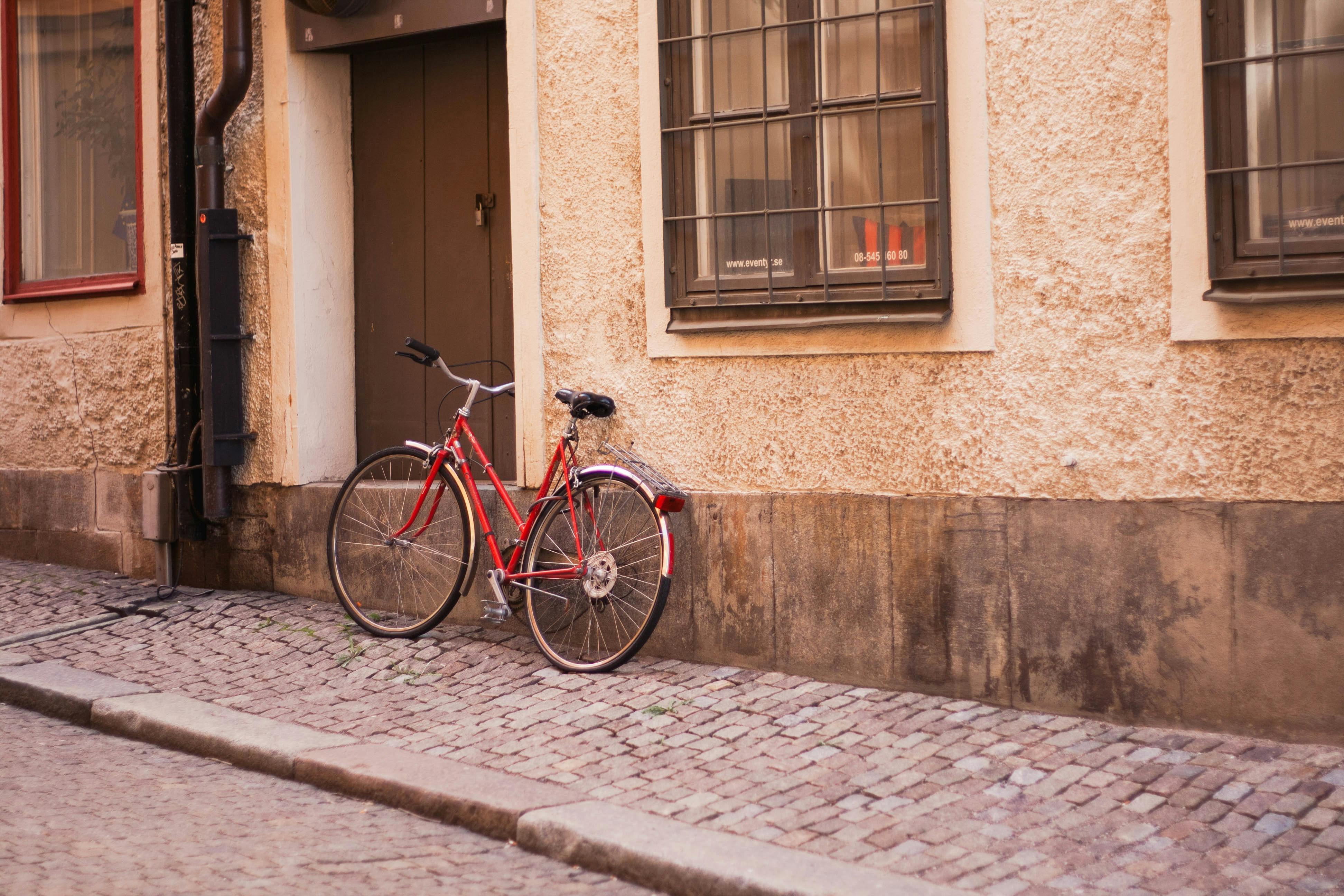 Selective Focus Photography of Blue Road Bike · Free Stock Photo