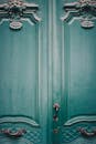 一扇图案复杂、设计古典的华丽绿松石木门特写