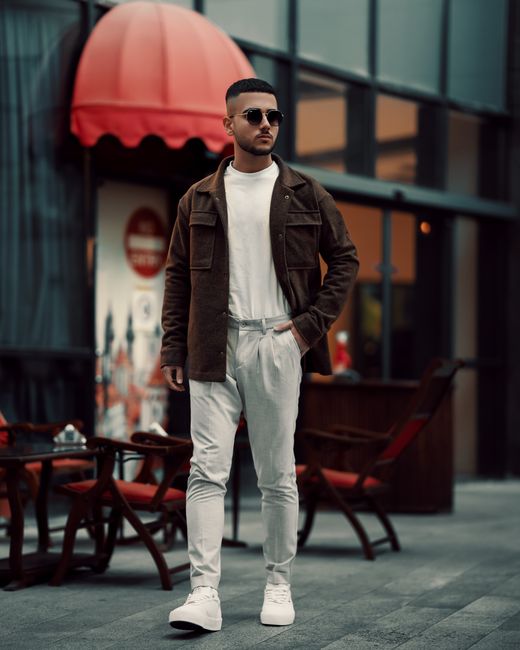 Sobrecamisa de gamuza, playera blanca y pantalón claro. Hoy todo muy sencillo, nada complicado 🤎
#estilominimal #brown #jacket #tshirt