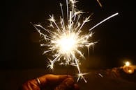 手里拿着明亮的烟花，用节日的火花照亮了夜晚