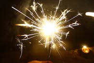 绚丽的烟花点亮了斋浦尔的夜空，映衬出浓厚的节日氛围