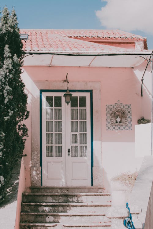 Casa Con Techo De Tejas Marrones Cerca De árbol Verde