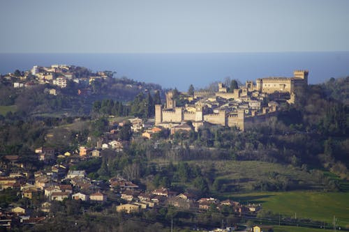 Fotobanka s bezplatnými fotkami na tému budovy, cestovať, hrad gradara