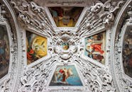 奥地利萨尔茨堡大教堂华丽天花板壁画的细节展示