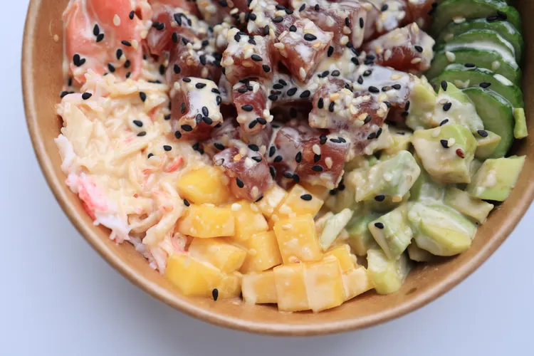 A colorful Hawaiian poke bowl with tuna, one of the must-try traditional Hawaiian dishes