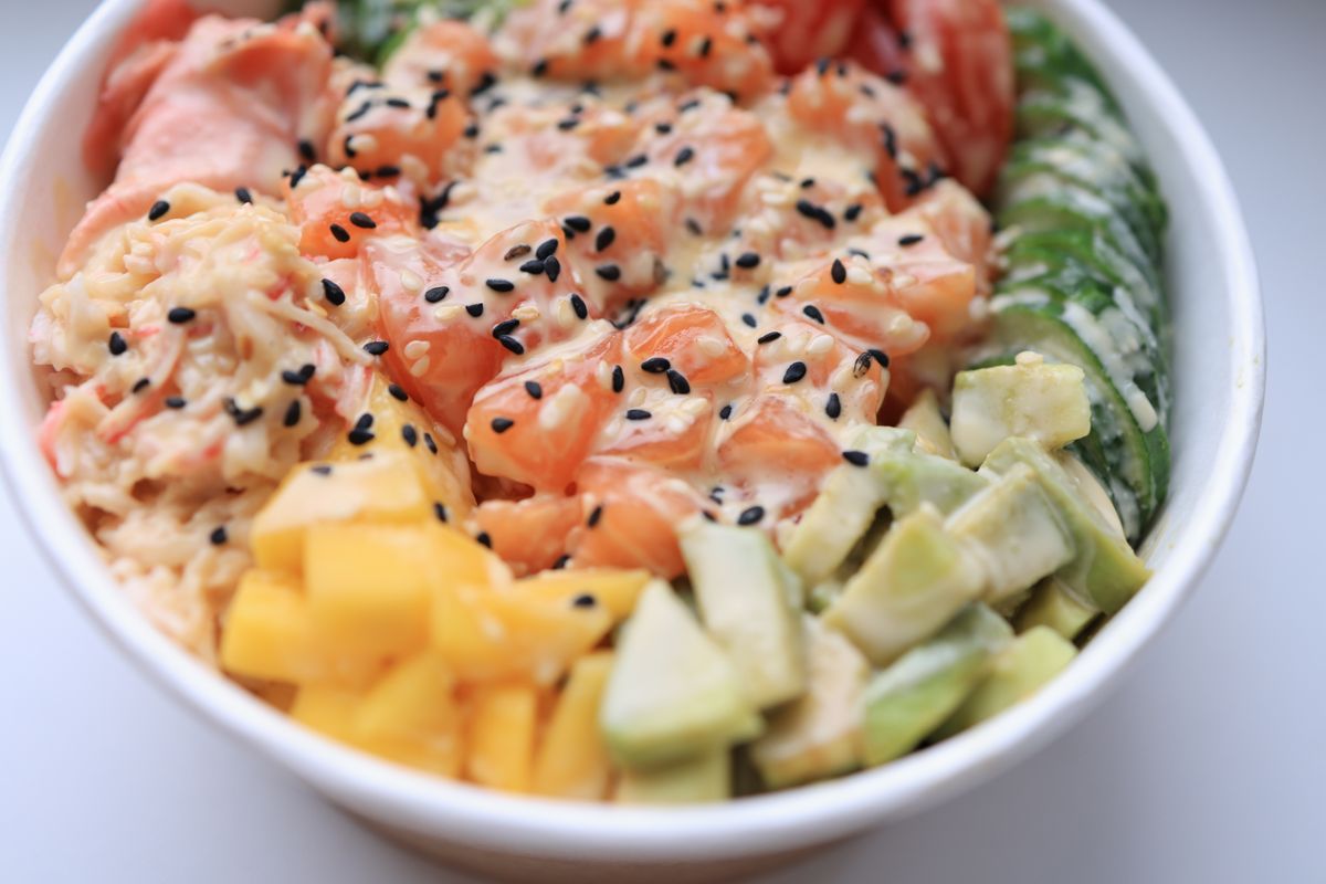 Poke bowl au saumon, avocat et légumes croquants