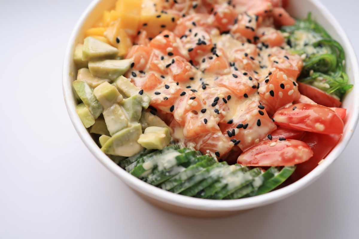 Bowl de saumon poêlé, avocat et sésame