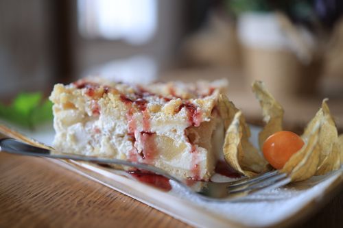 Free Close-up of a creamy cake slice with fruit, garnished with sauce. Stock Photo