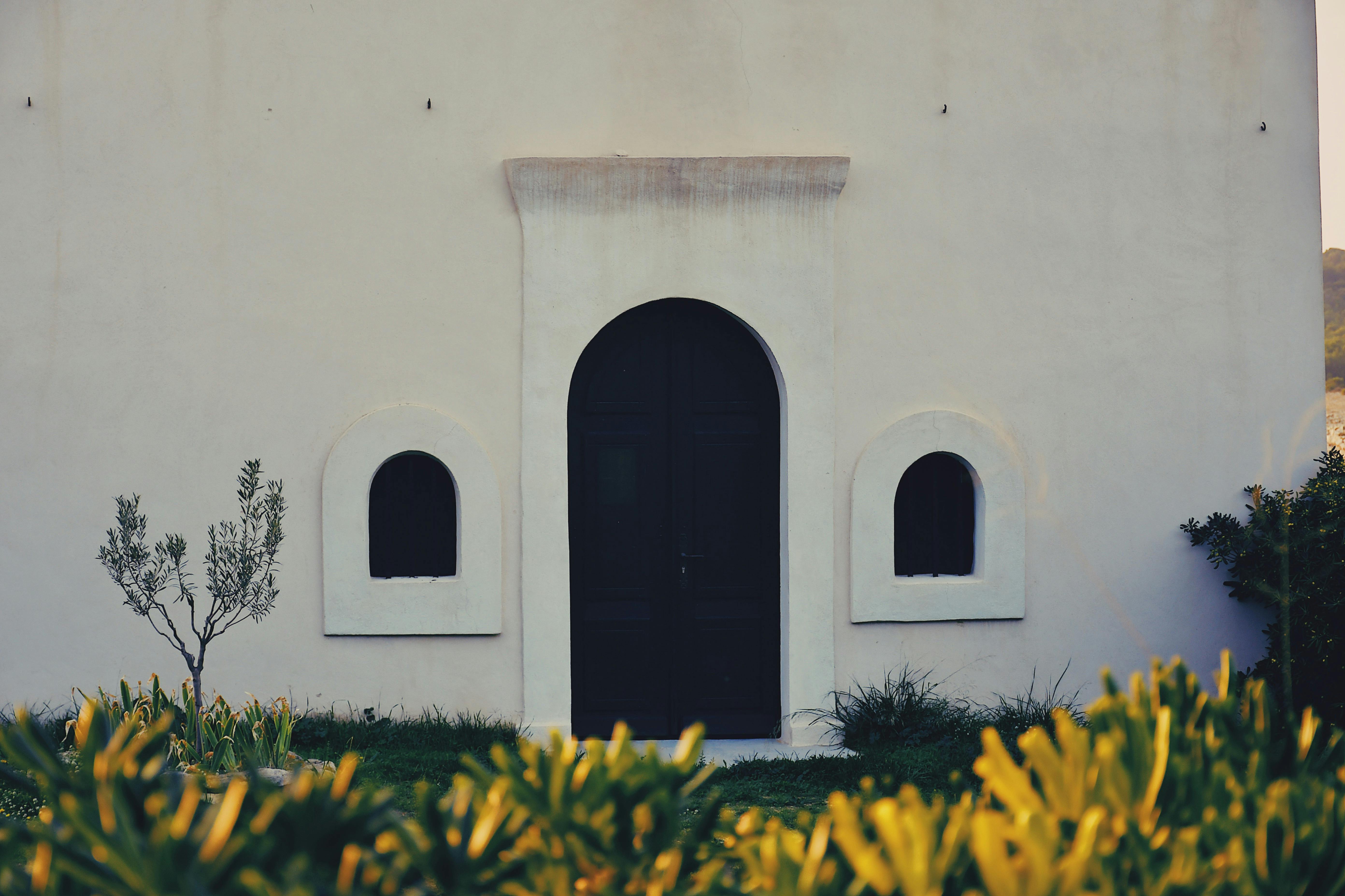 White House With Closed Doors Free Stock Photo