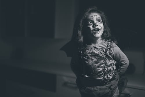 Photo En Niveaux De Gris De Jeune Fille Souriante En Costume D'halloween