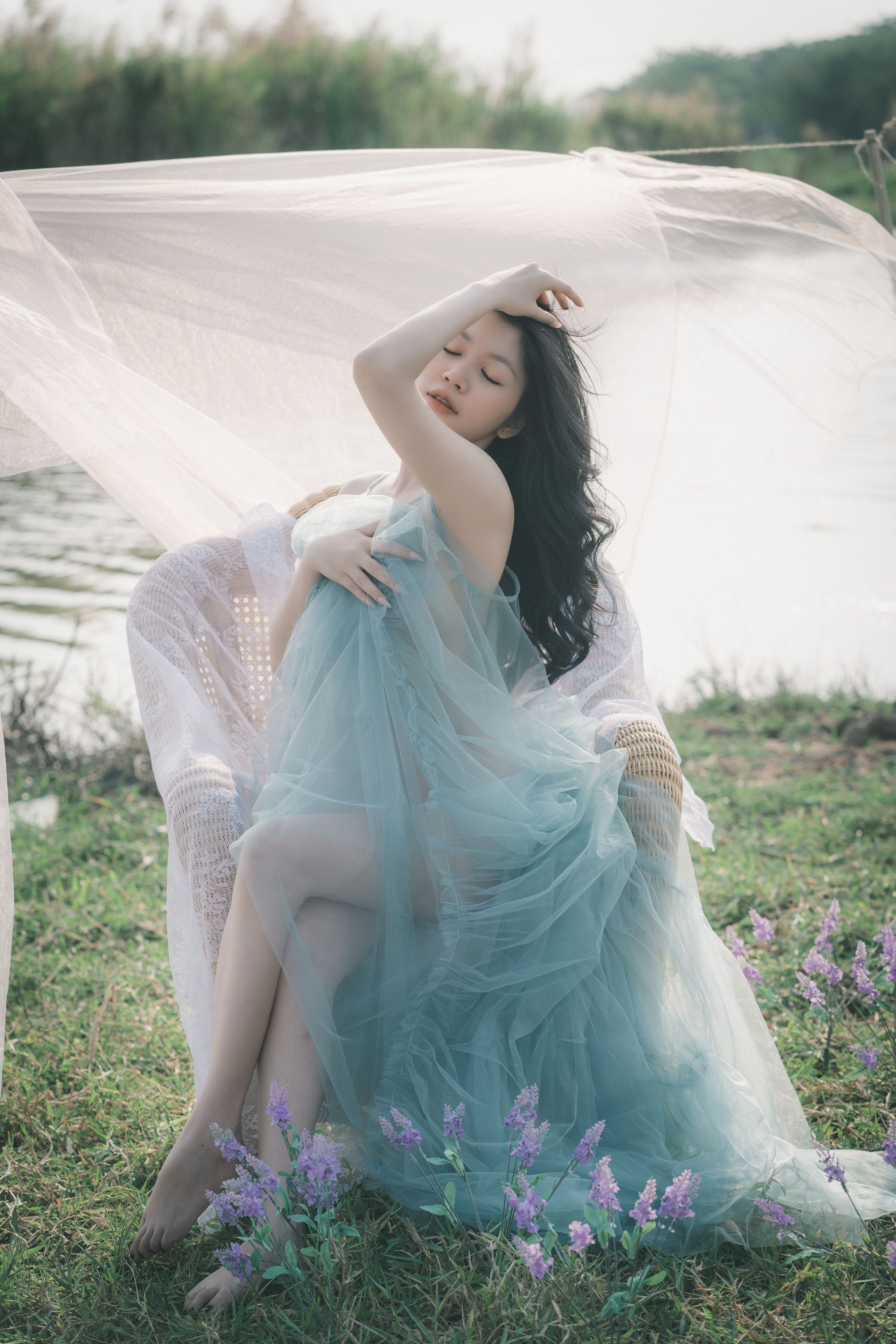 flowy dress poses Lady Black Tie - Breezy Maxi Dress - Floral Blue Organza main image 0