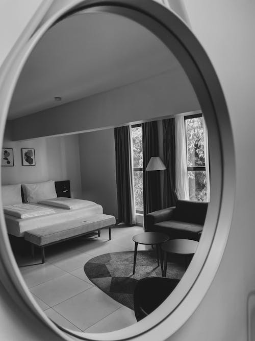 Fotos de stock gratuitas de blanco y negro, cama, escala de grises