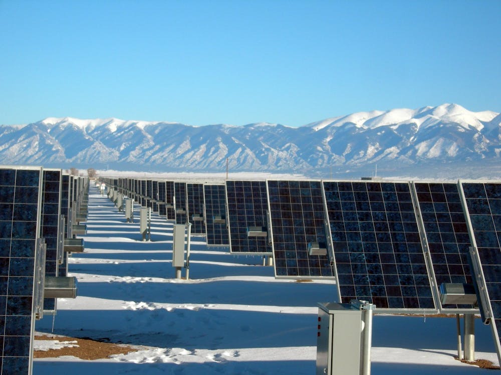 Paneles Solares Plateados Y Negros Sobre Suelo Cubierto De Nieve