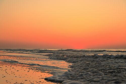 Free Capture the serene sunrise over Hilton Head Island's beach with vibrant colors and calming waves. Stock Photo