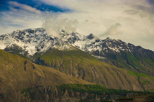 Free Majestic mountain landscape in Kaghan Valley, Pakistan, showcasing snow-capped peaks and lush greenery. Stock Photo