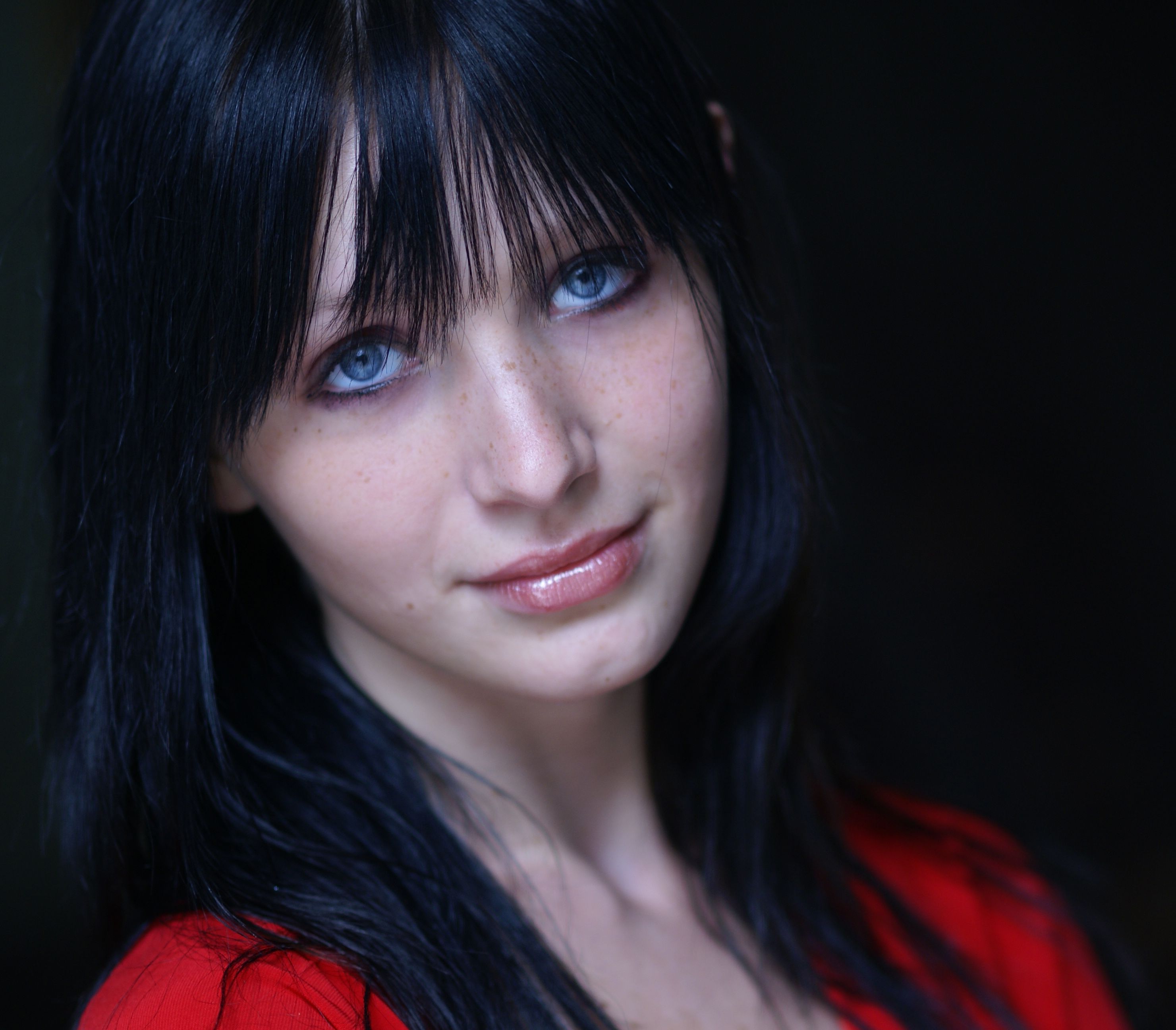 A woman with long black hair and blue eyes · Free Stock Photo