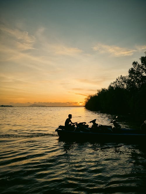 Fotos de stock gratuitas de amanecer, barca, hombre