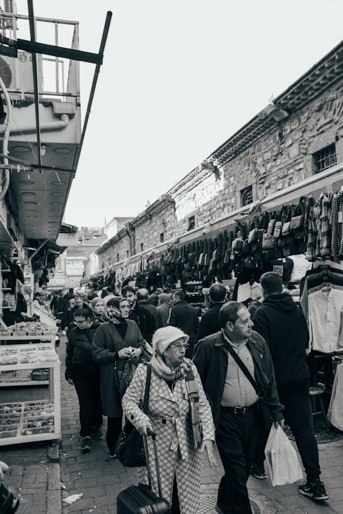 Základová fotografie zdarma na téma budova, černobílý, chůze