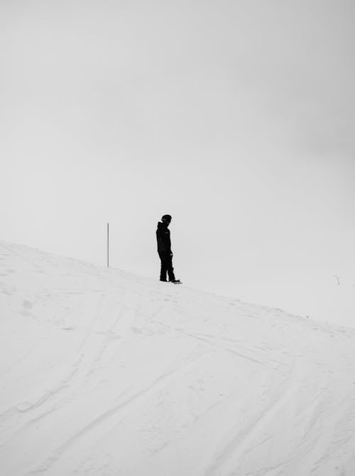 Foto profissional grátis de colina, com frio, de pé