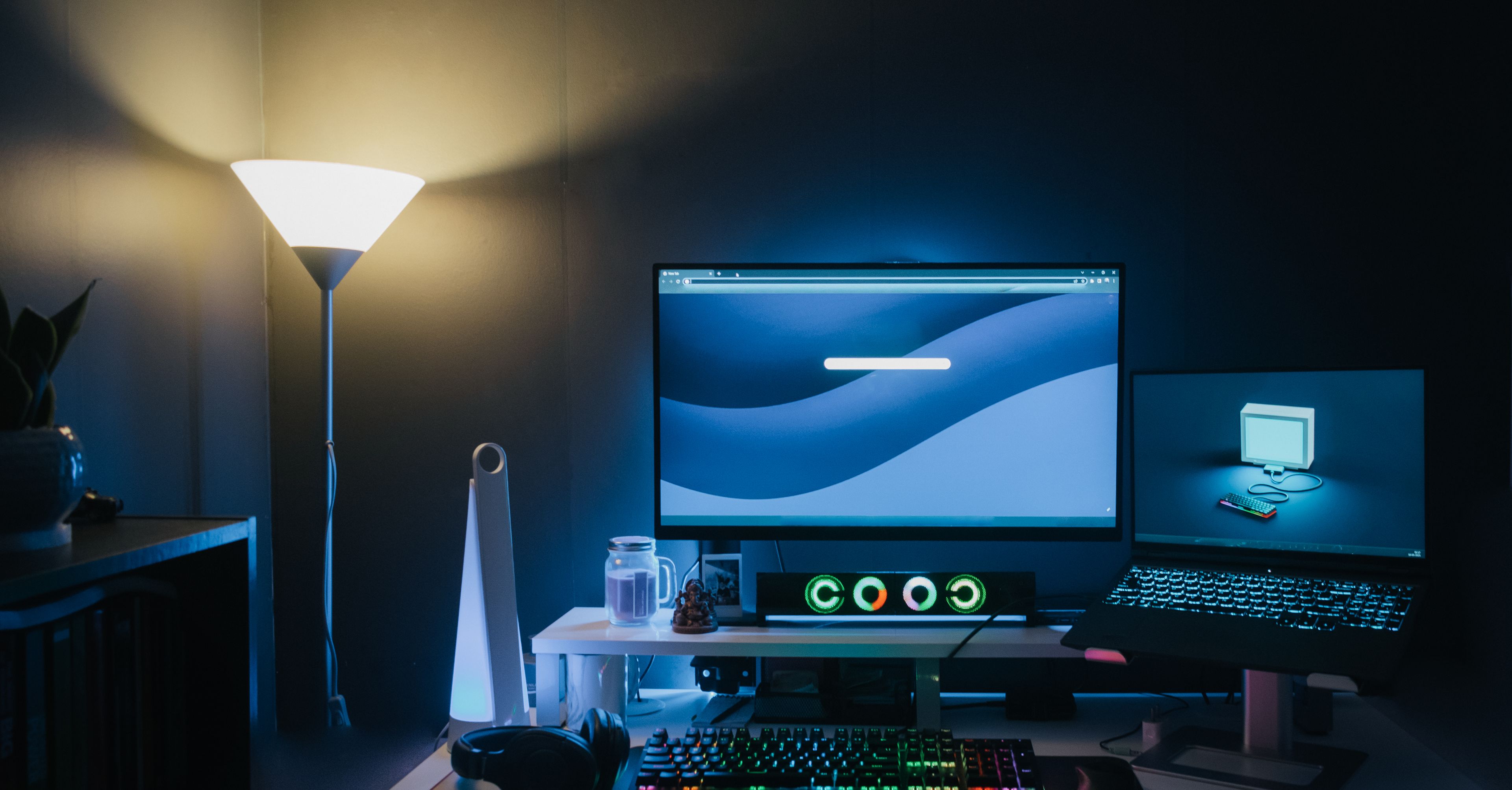 Lampa przy biurku