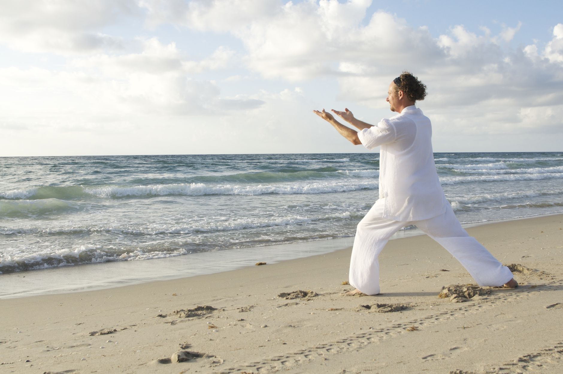 Tai chi egzersizi yapan bir grup insan