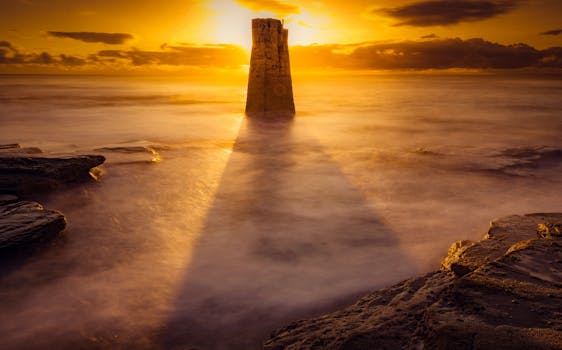 雄伟的日落映照着海洋，阳光投射出戏剧性的轮廓和阴影