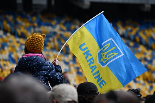 Immagine gratuita di bambino, bandiera ucraina, contro la guerra