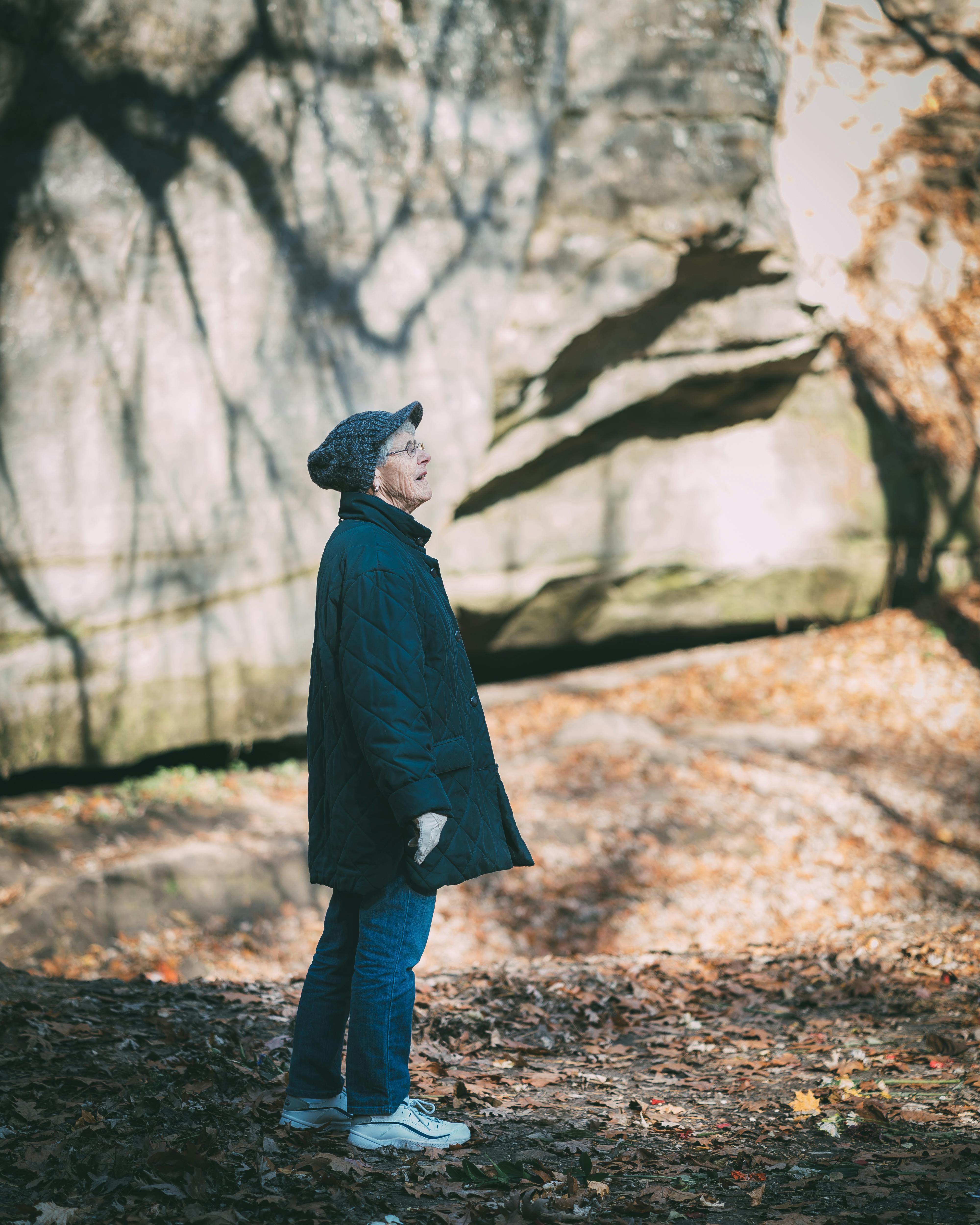 An older woman outside the house. | Photo: Pexels