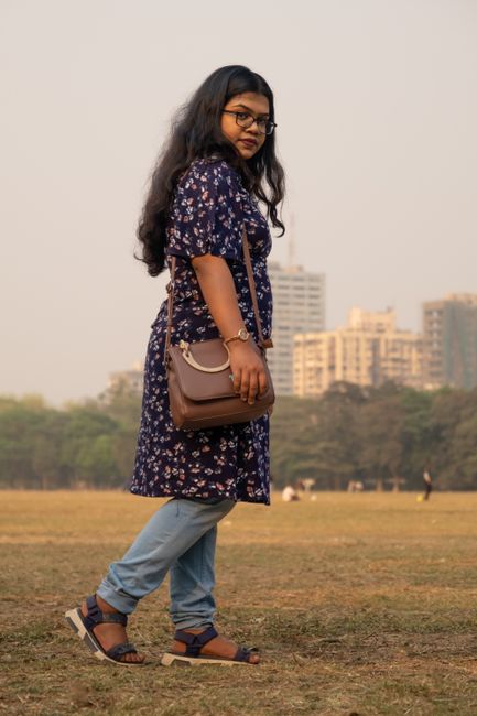 Vestido florido azul-marinho por cima do jeans, hoje foi campo aberto e tarde quente 🌸 Muito confortável pra andar o dia todo.
#lookdodia #navy #dress #jeans