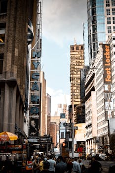 纽约时代广场的街景充满活力，有标志性的广告牌和熙攘的人群