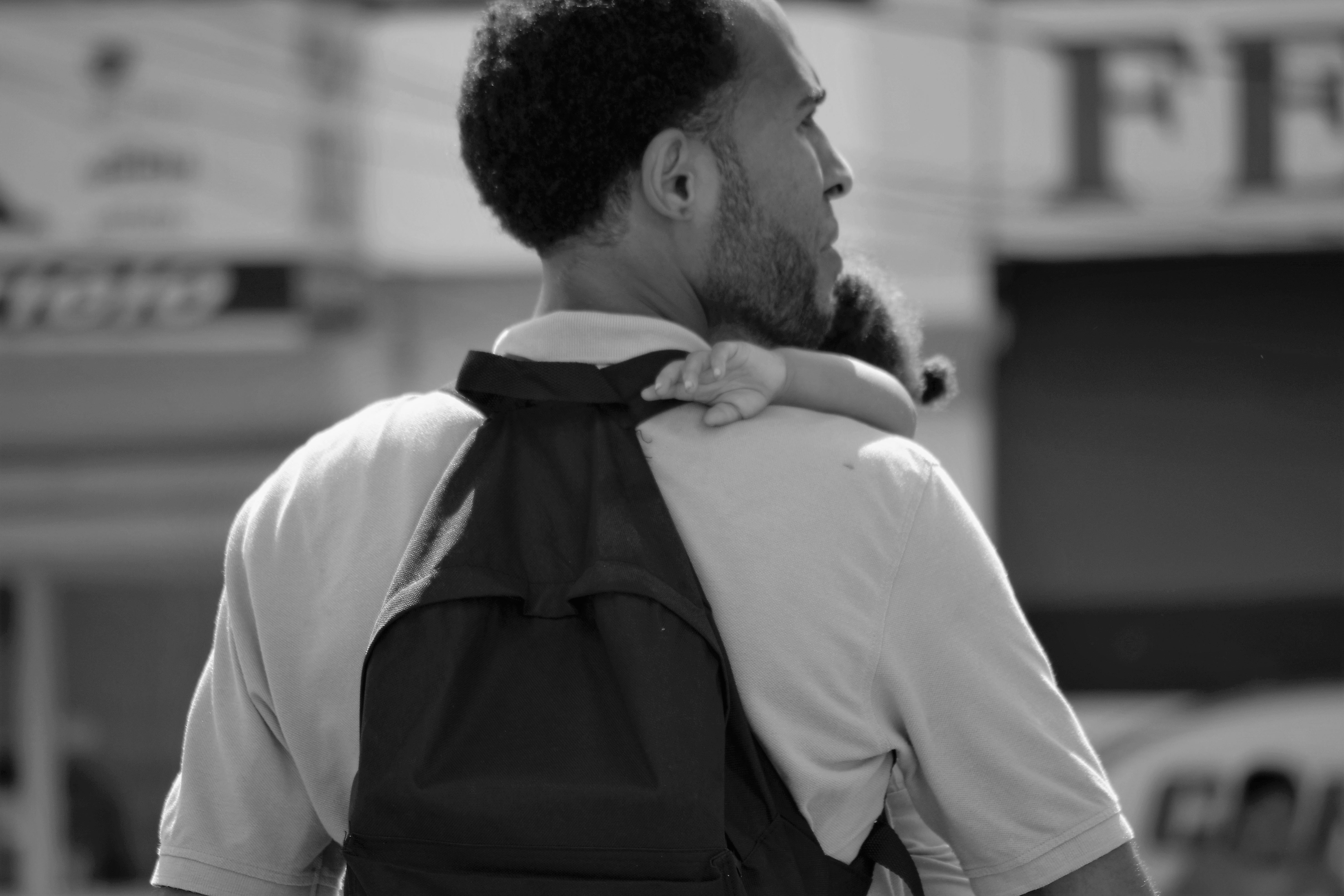 日本の温泉街の夜景と提灯