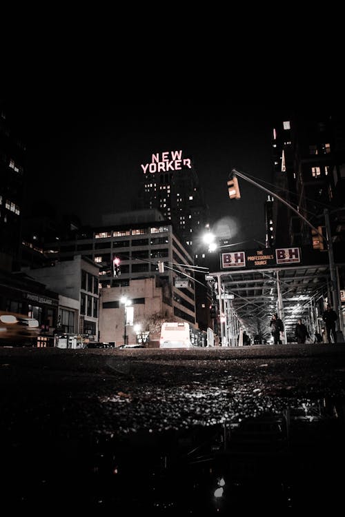 纽约客标志在晚上