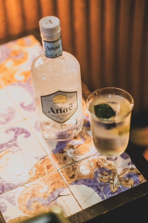 Free Atmospheric shot of gin and tonic on Parisian tile. Perfect for nightlife themes. Stock Photo