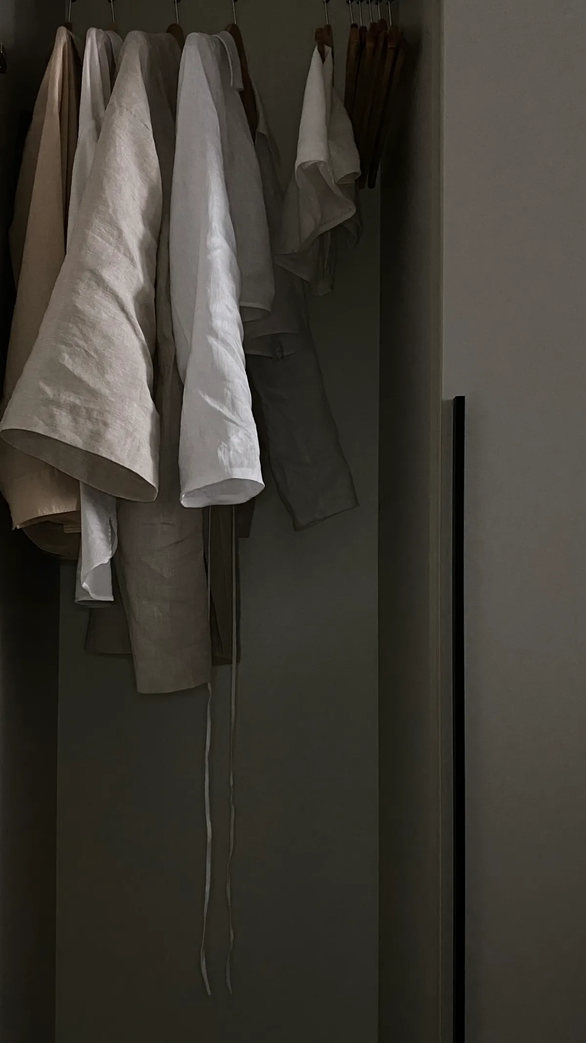 Lemari pakaian dengan koleksi linen polos warna netral tanpa logo mencolok khas quiet luxury
