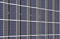 多个代表可再生能源和可持续性的太阳能电池板的特写