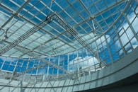 现代化的室内玻璃穹顶采用钢结构设计，可欣赏蓝天景色