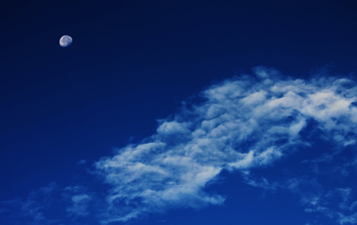 免費 白雲在藍色的天空與隆起的月亮下 圖庫相片