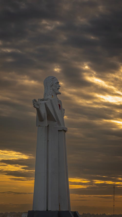 Бесплатное стоковое фото с вертикальный выстрел, закат, иисус христос