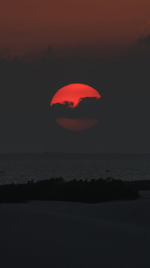 Gratis arkivbilde med mobilbakgrunnsbilde, nattehimmel, rød sol