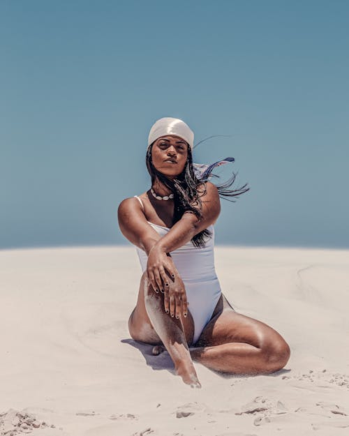 Foto d'estoc gratuïta de assegut, dona afroamericana, foto vertical