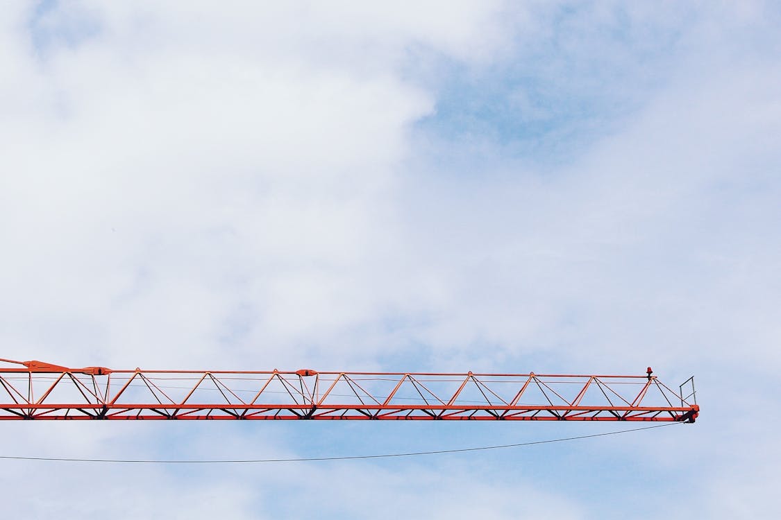 gratis Red Crane Foto Onder Bewolkte Hemel Overdag Stockfoto