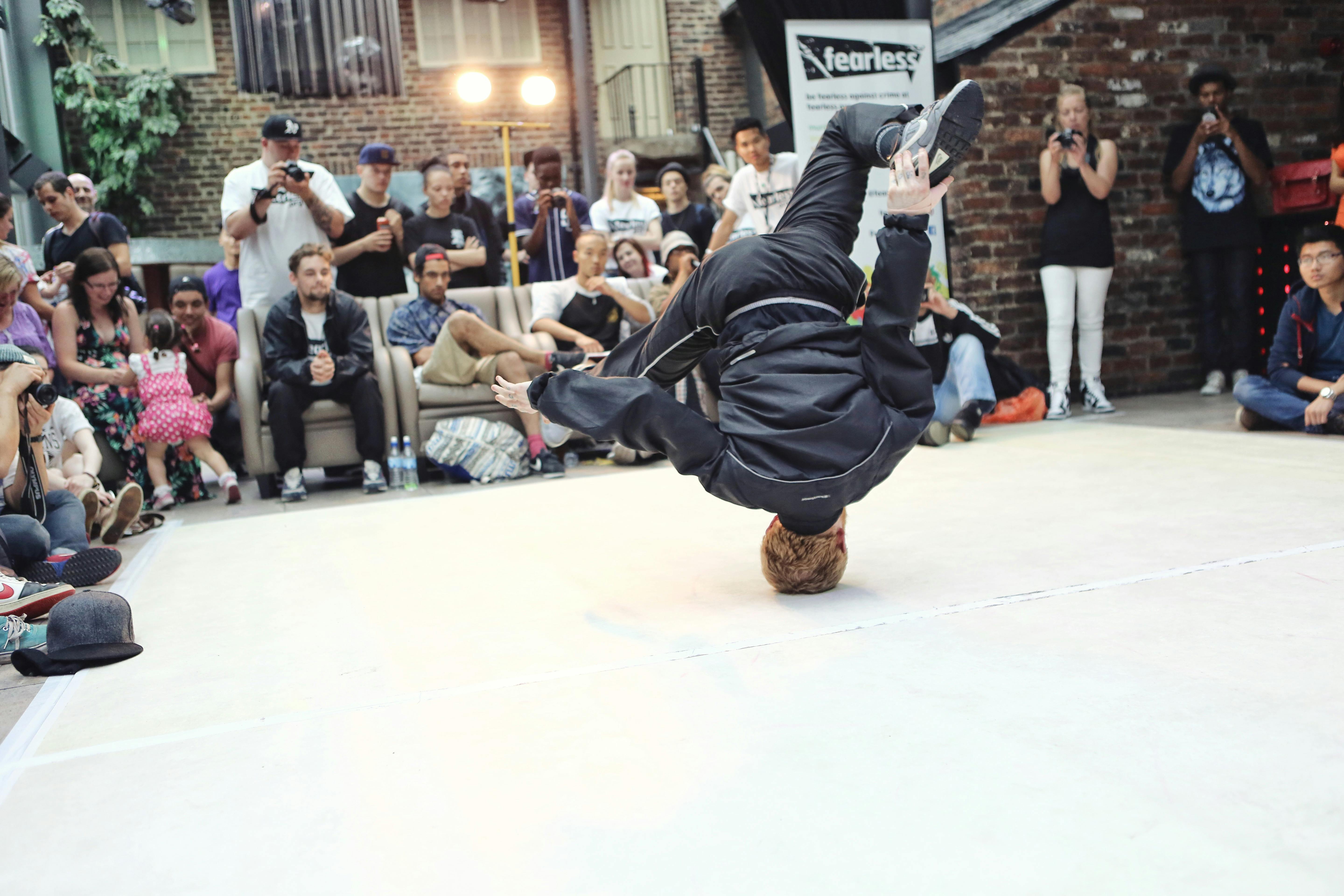 https://images.pexels.com/photos/159273/breakdancing-battle-life-males-159273.jpeg