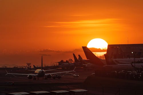 Immagine gratuita di aeroplani, aeroporto, cielo rosso