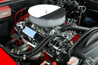 高性能汽车发动机的抛光细节视图，展示了镀铬装饰和复杂的机械结构