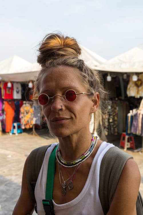 Δωρεάν στοκ φωτογραφιών με γυαλιά ηλίου, γυναίκα, κατακόρυφη λήψη