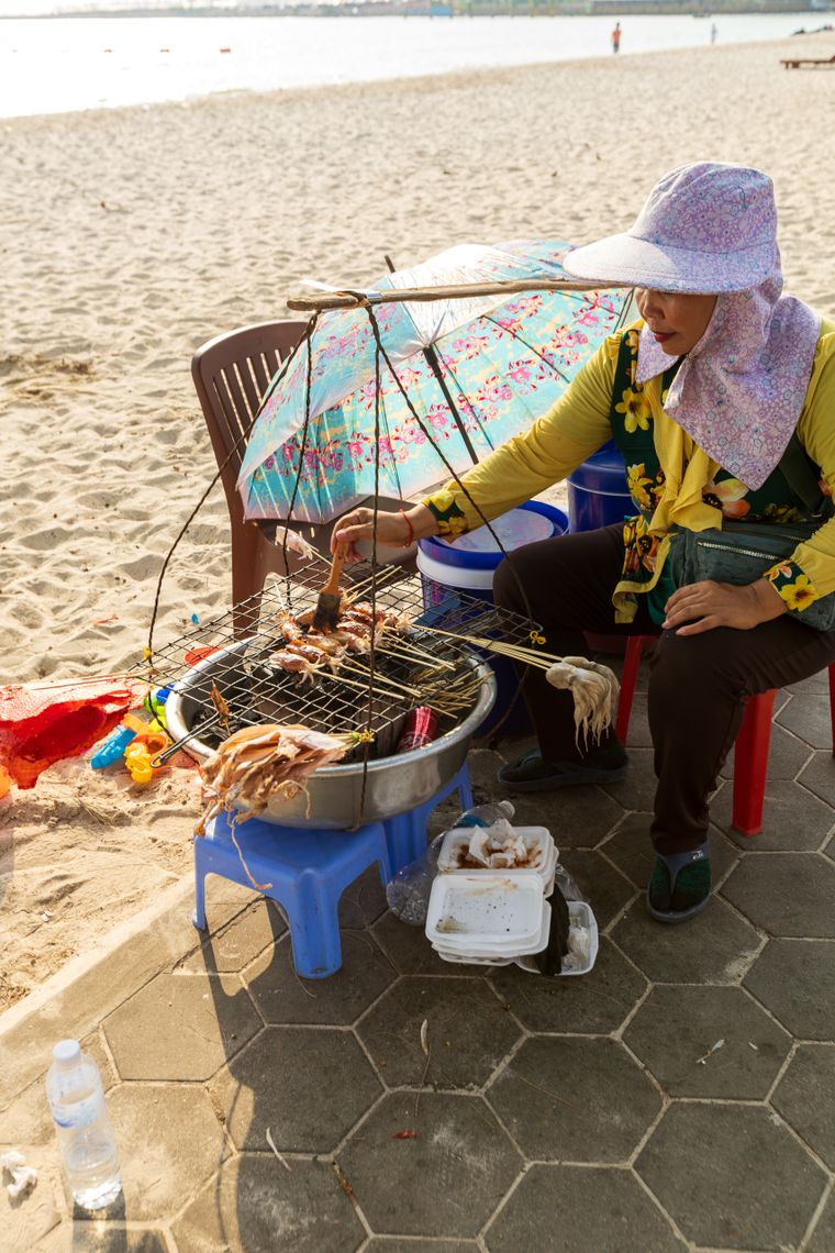 Membakar seafood di tepi pantai — ilustrasi